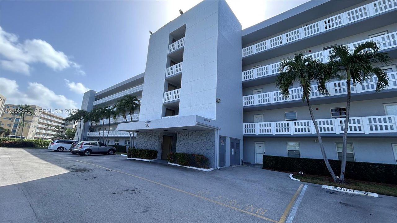 For Sale: $270,000 (2 beds, 2 baths, 1190 Square Feet)