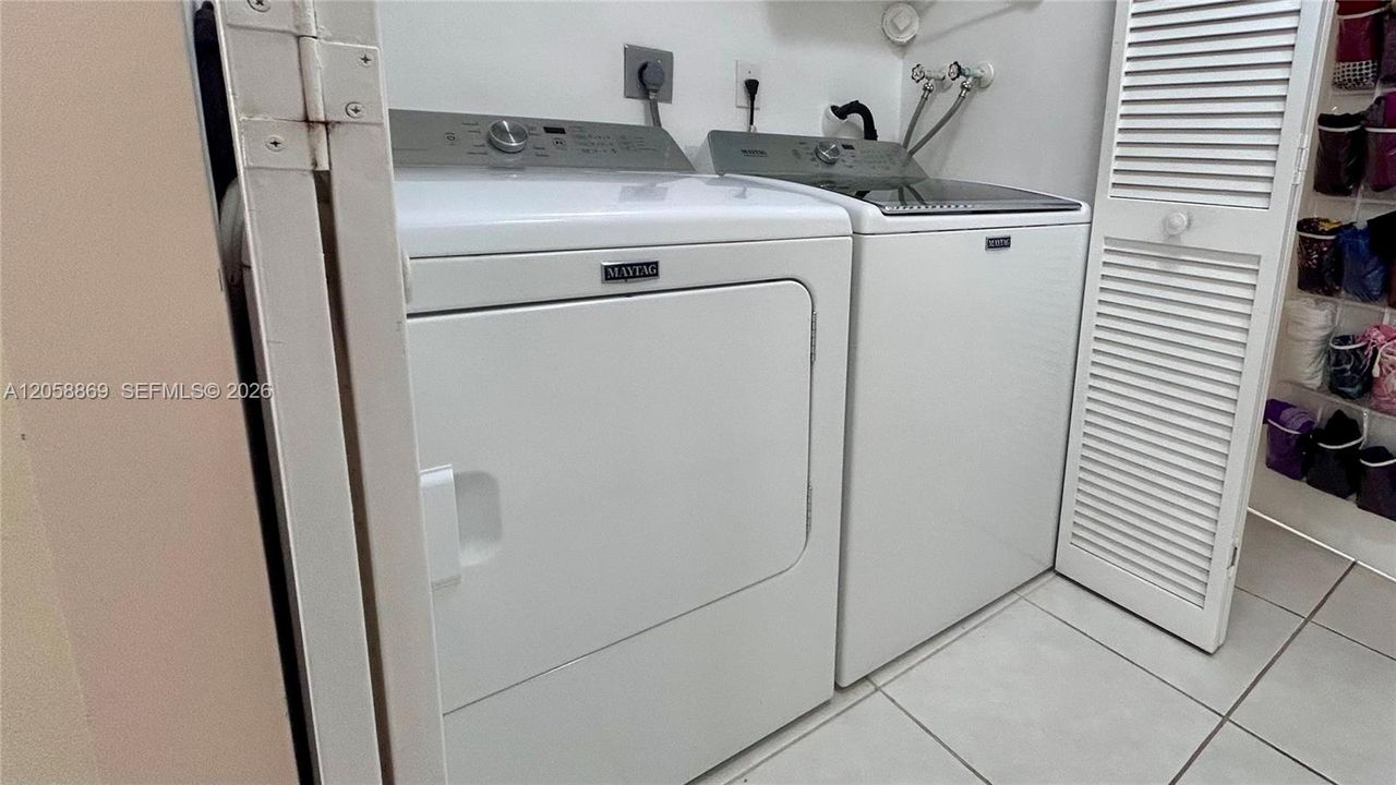 For Sale: $270,000 (2 beds, 2 baths, 1190 Square Feet)
