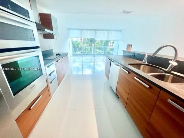 For Rent: $2,570 (0 beds, 1 baths, 779 Square Feet)