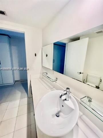 For Rent: $2,570 (0 beds, 1 baths, 779 Square Feet)