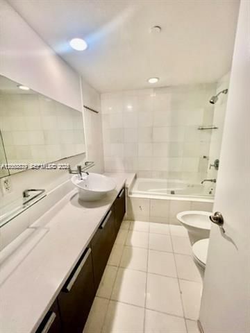 For Rent: $2,570 (0 beds, 1 baths, 779 Square Feet)
