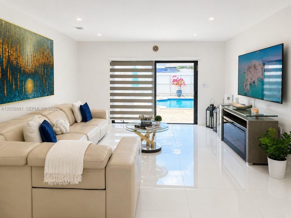 En Venta: $695,000 (4 camas, 3 baños, 1960 Pies cuadrados)