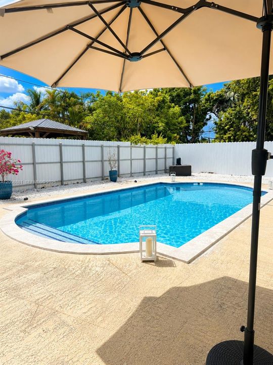 En Venta: $695,000 (4 camas, 3 baños, 1960 Pies cuadrados)