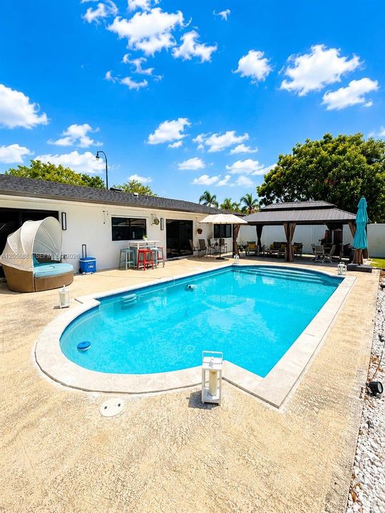 En Venta: $695,000 (4 camas, 3 baños, 1960 Pies cuadrados)