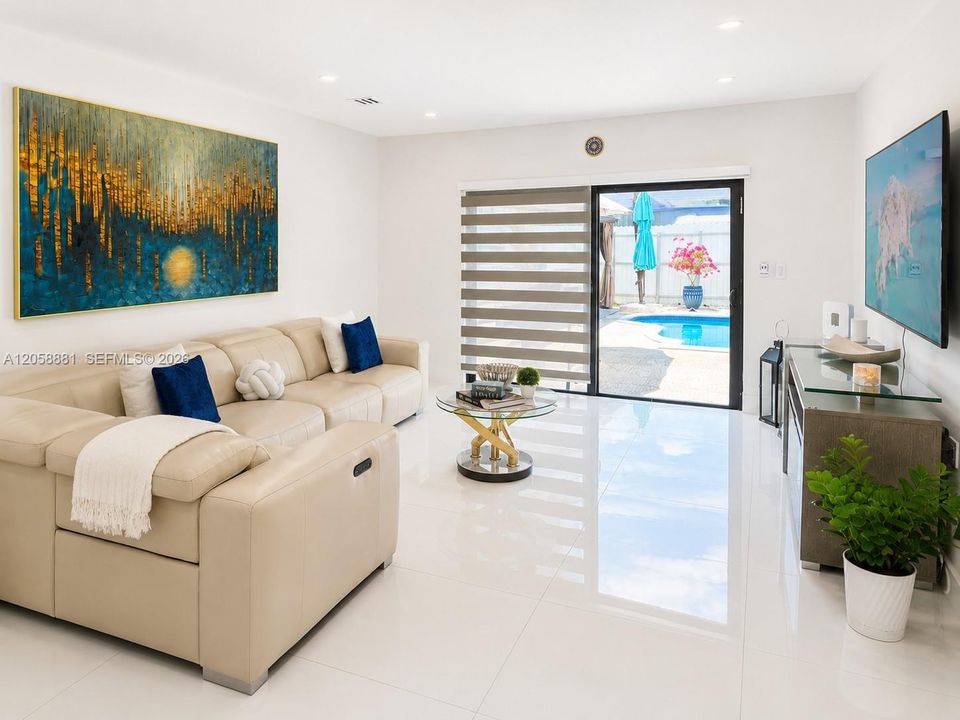 En Venta: $695,000 (4 camas, 3 baños, 1960 Pies cuadrados)