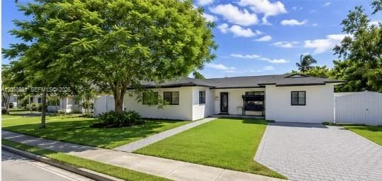 En Venta: $695,000 (4 camas, 3 baños, 1960 Pies cuadrados)