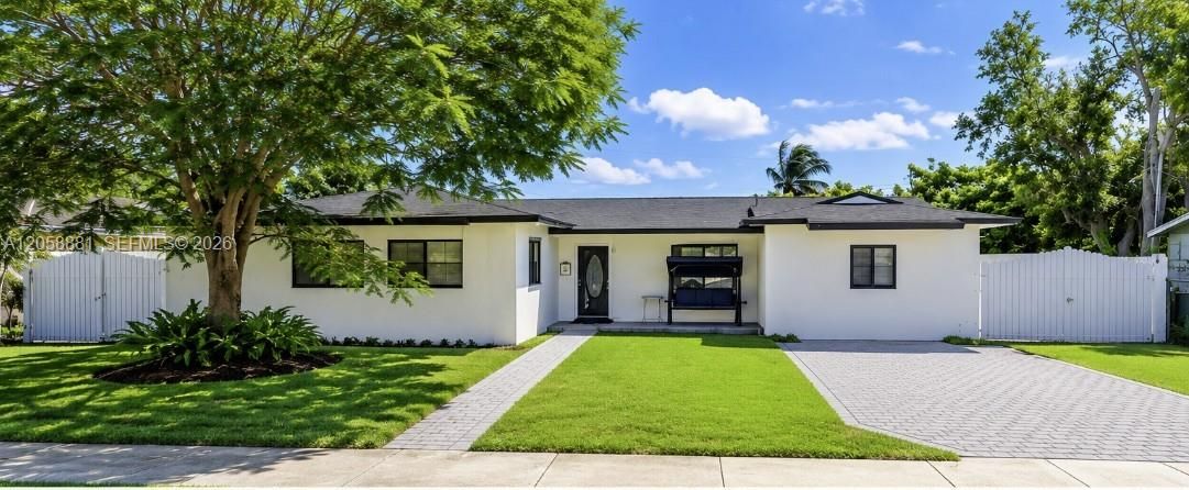 En Venta: $695,000 (4 camas, 3 baños, 1960 Pies cuadrados)