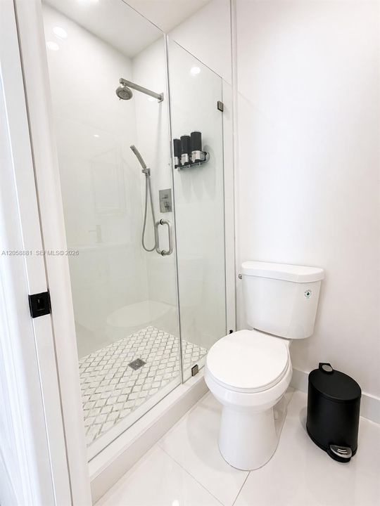 En Venta: $695,000 (4 camas, 3 baños, 1960 Pies cuadrados)