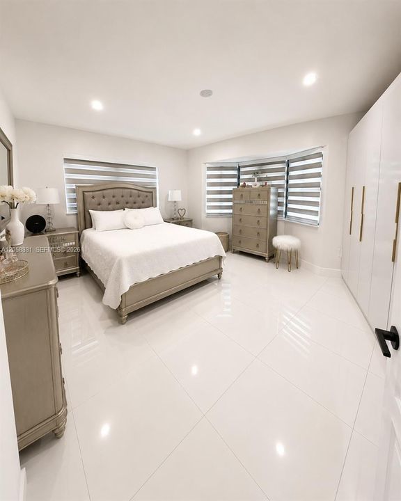 En Venta: $695,000 (4 camas, 3 baños, 1960 Pies cuadrados)