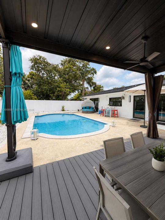 En Venta: $695,000 (4 camas, 3 baños, 1960 Pies cuadrados)