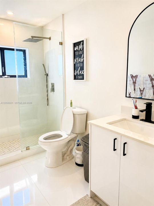En Venta: $695,000 (4 camas, 3 baños, 1960 Pies cuadrados)
