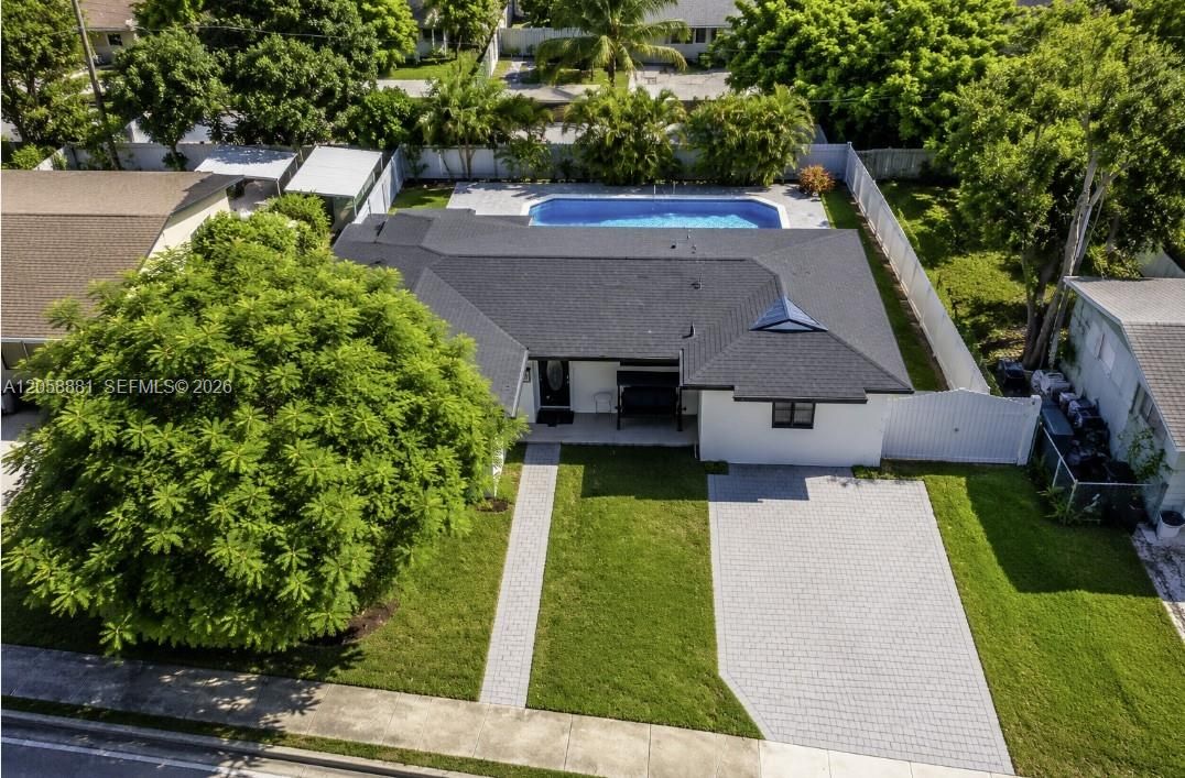 En Venta: $695,000 (4 camas, 3 baños, 1960 Pies cuadrados)