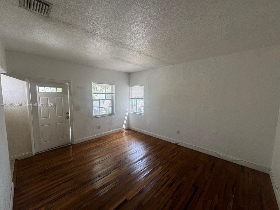 For Sale: $245,000 (1 beds, 1 baths, 543 Square Feet)