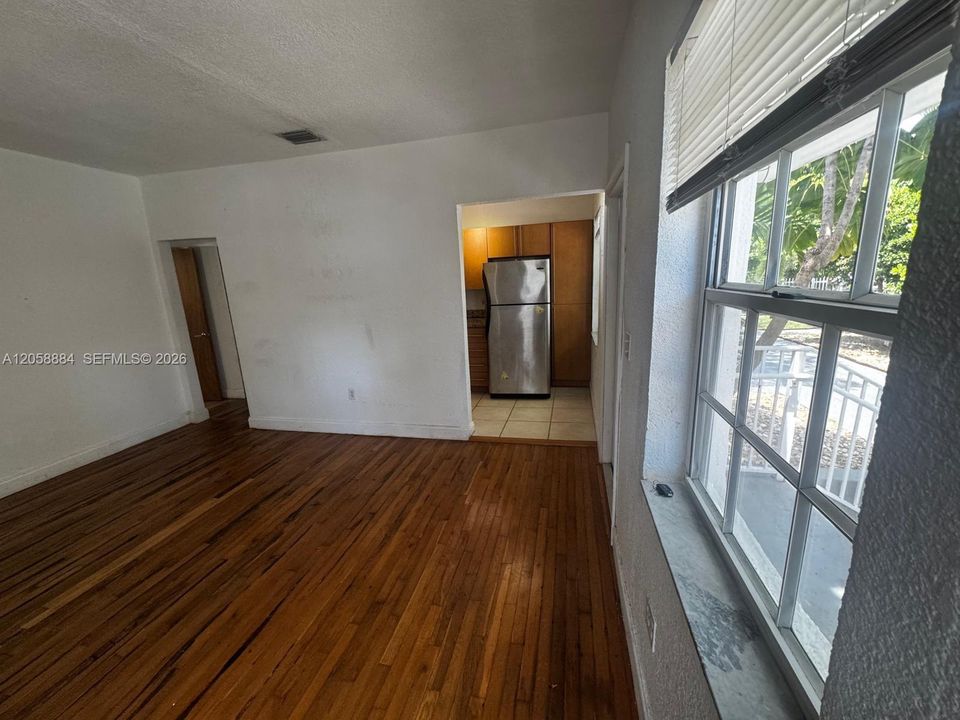 For Sale: $245,000 (1 beds, 1 baths, 543 Square Feet)