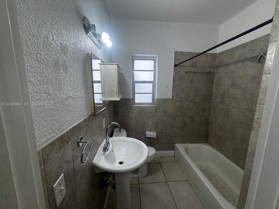 For Sale: $245,000 (1 beds, 1 baths, 543 Square Feet)