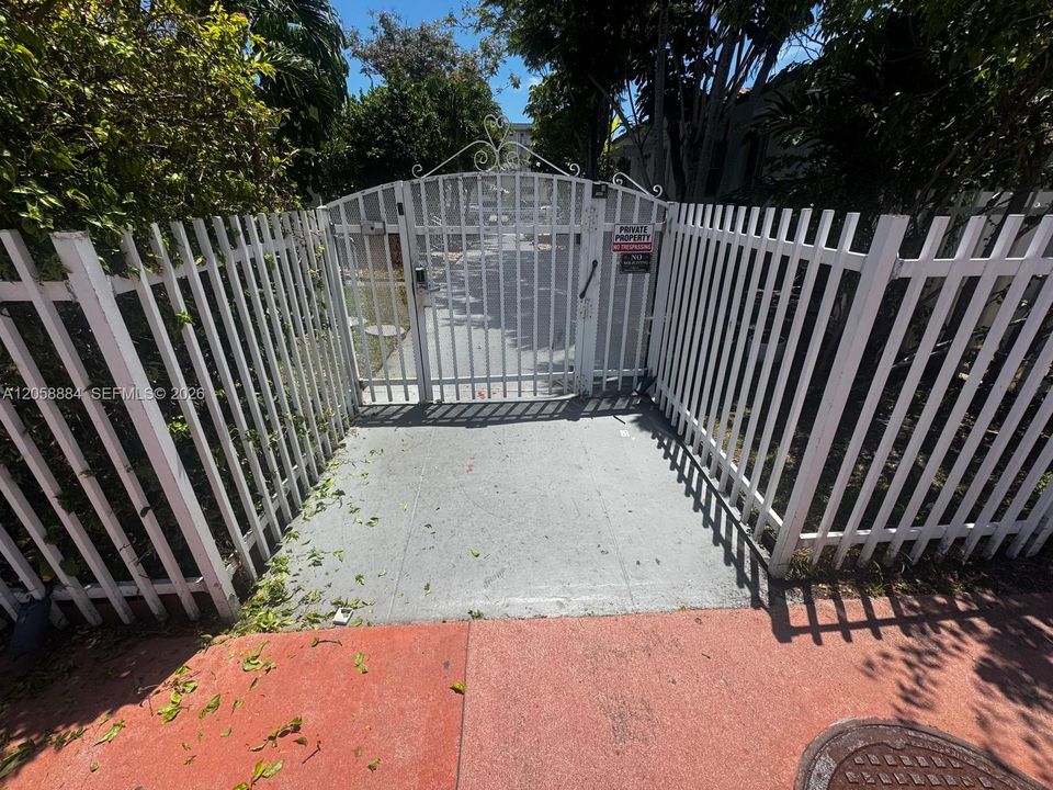 For Sale: $245,000 (1 beds, 1 baths, 543 Square Feet)