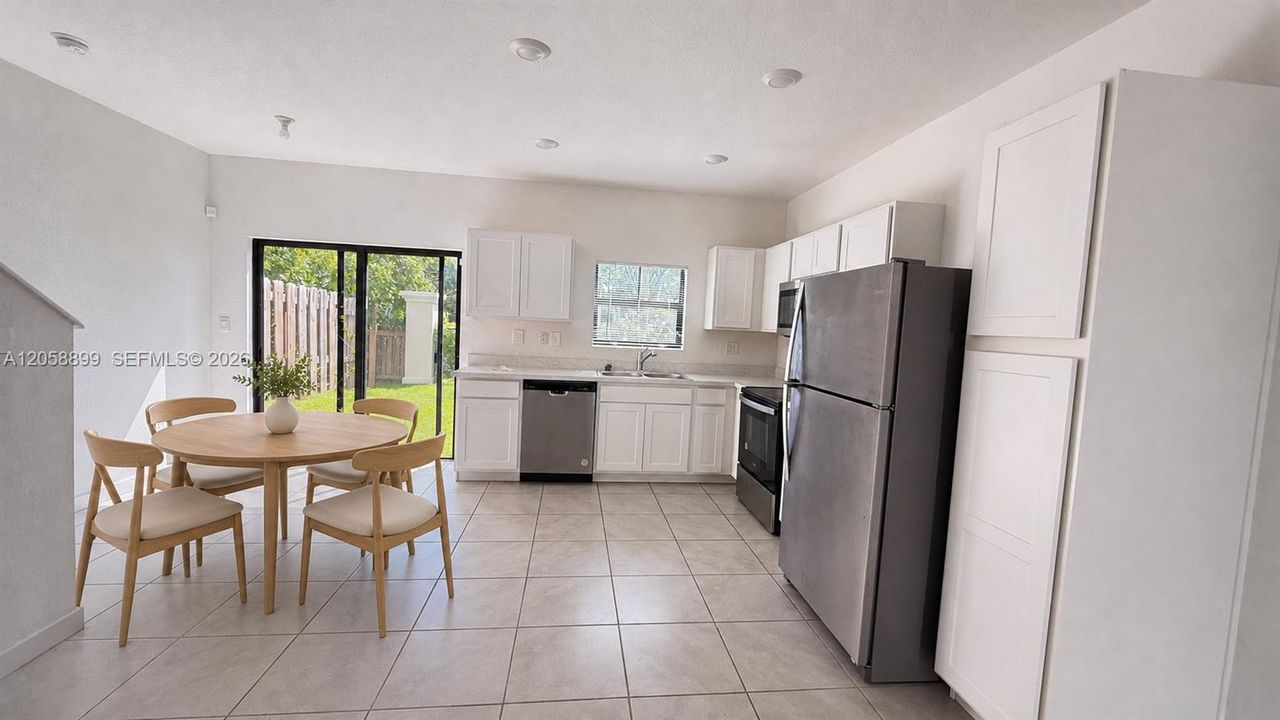 En Venta: $305,000 (3 camas, 3 baños, 1376 Pies cuadrados)