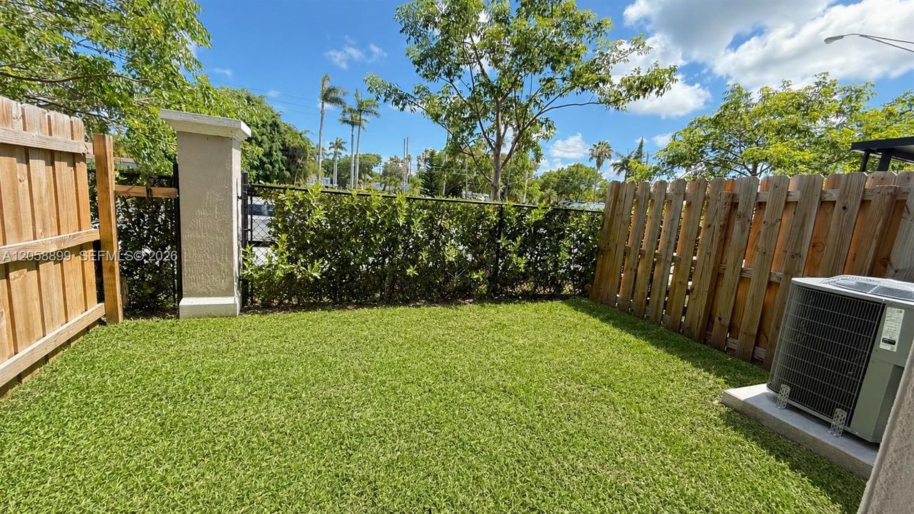 En Venta: $305,000 (3 camas, 3 baños, 1376 Pies cuadrados)