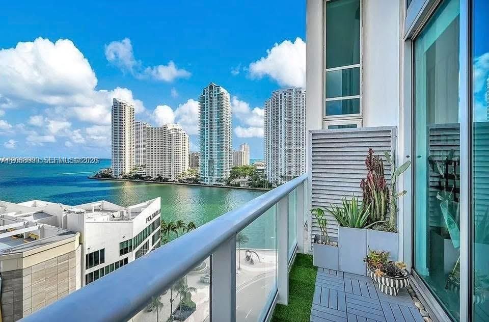 В аренду: $4,700 (1 спален, 1 ванн, 1034 Квадратных фут)