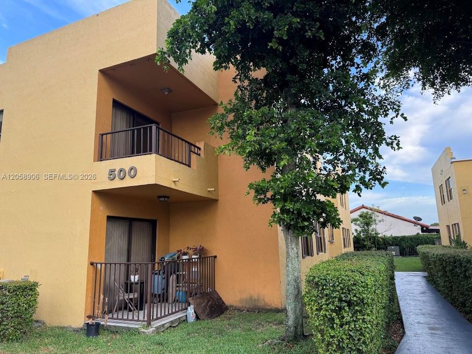 For Rent: $2,150 (2 beds, 1 baths, 758 Square Feet)