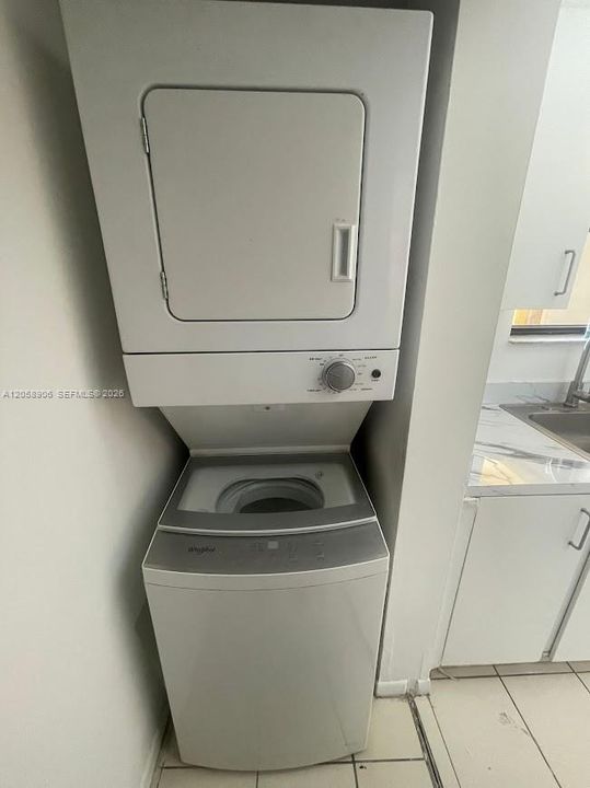 For Rent: $2,150 (2 beds, 1 baths, 758 Square Feet)