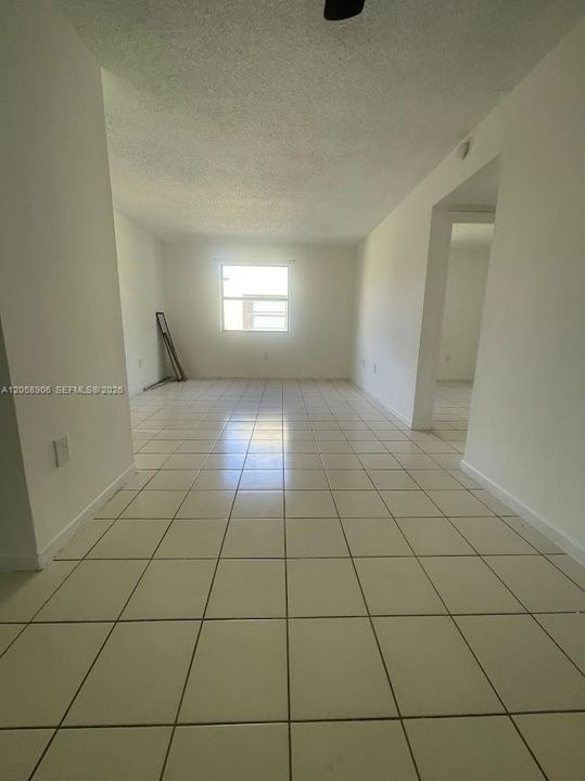 For Rent: $2,150 (2 beds, 1 baths, 758 Square Feet)