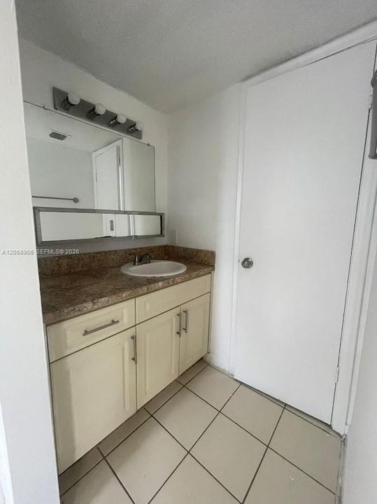 For Rent: $2,150 (2 beds, 1 baths, 758 Square Feet)