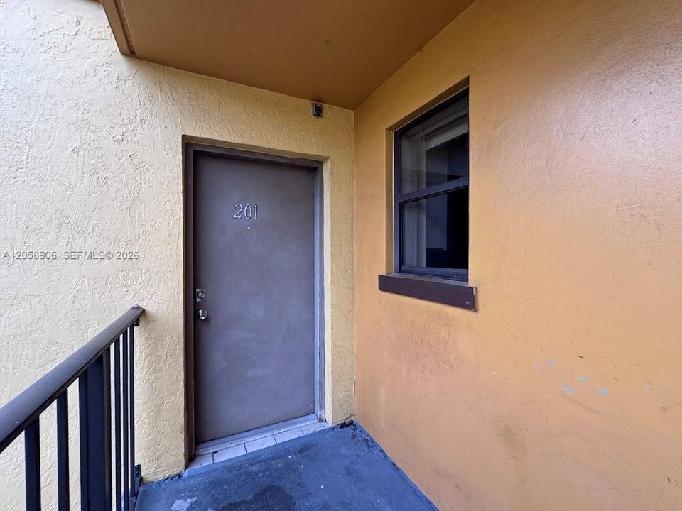 For Rent: $2,150 (2 beds, 1 baths, 758 Square Feet)