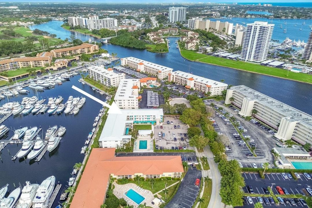 YHL Condo-water everywhere