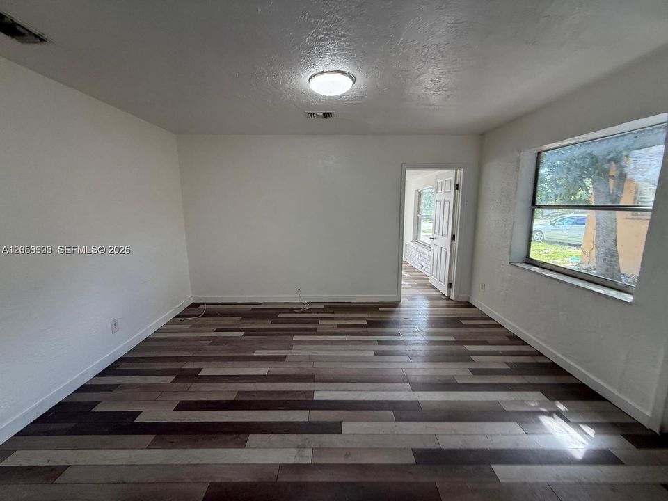 For Rent: $2,080 (3 beds, 1 baths, 1100 Square Feet)