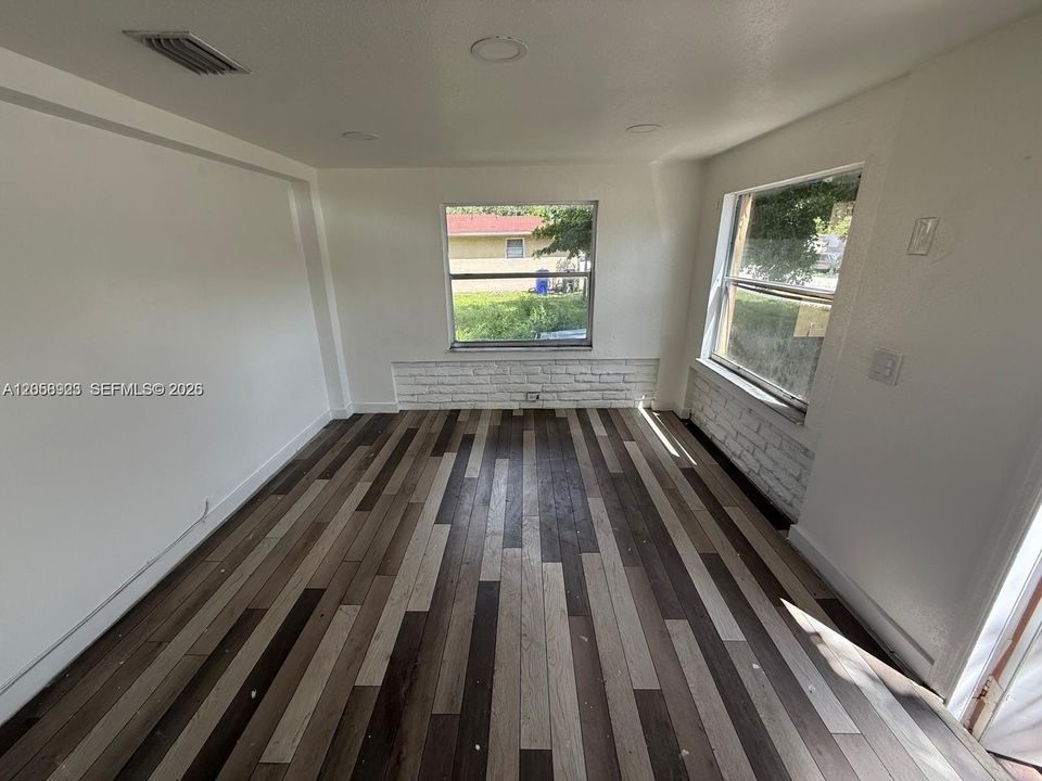 For Rent: $2,080 (3 beds, 1 baths, 1100 Square Feet)