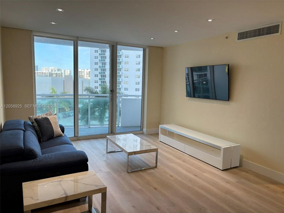 В аренду: $2,700 (1 спален, 1 ванн, 817 Квадратных фут)