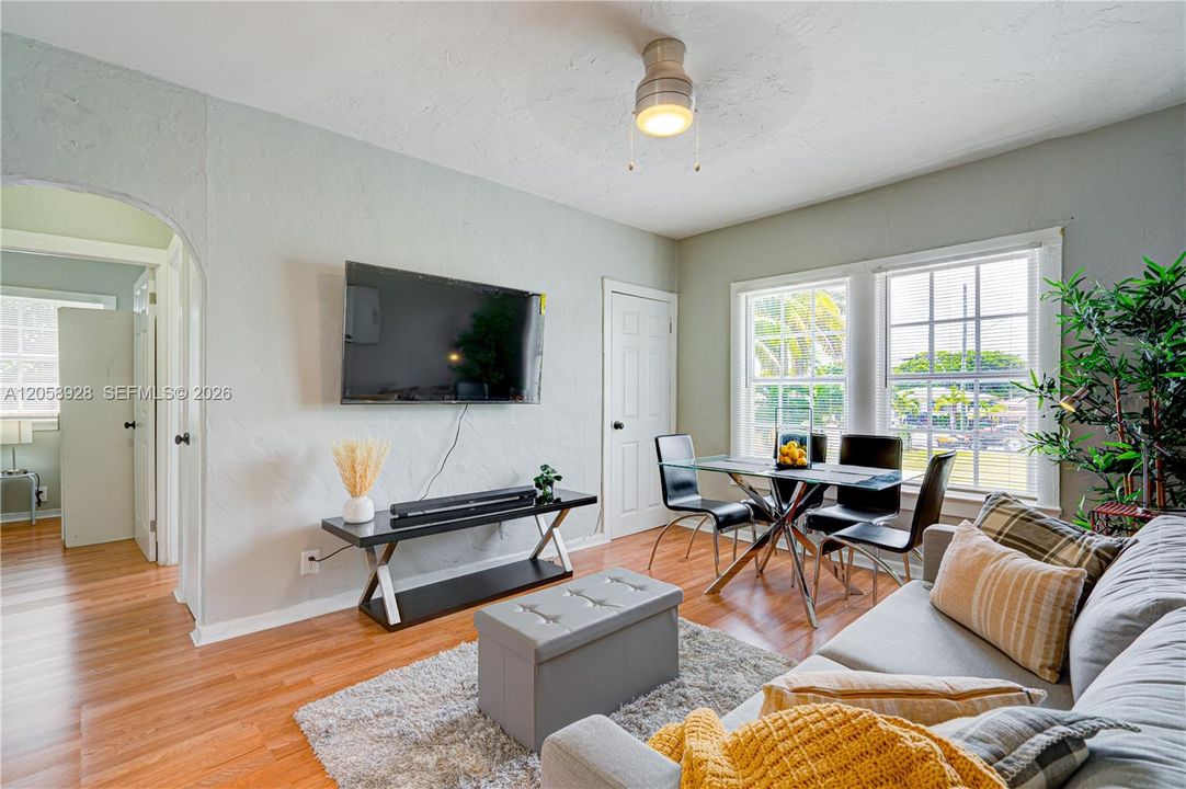For Rent: $2,450 (2 beds, 1 baths, 650 Square Feet)