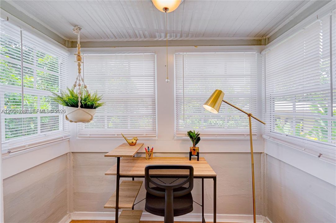 For Rent: $2,450 (2 beds, 1 baths, 650 Square Feet)
