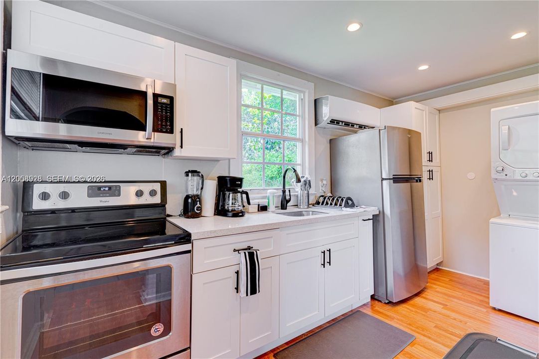 For Rent: $2,450 (2 beds, 1 baths, 650 Square Feet)