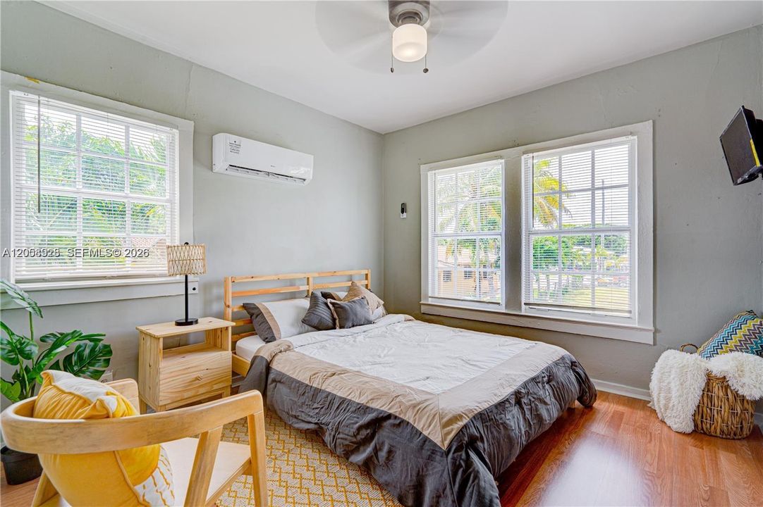 For Rent: $2,450 (2 beds, 1 baths, 650 Square Feet)