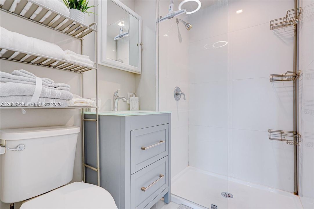 For Rent: $2,450 (2 beds, 1 baths, 650 Square Feet)