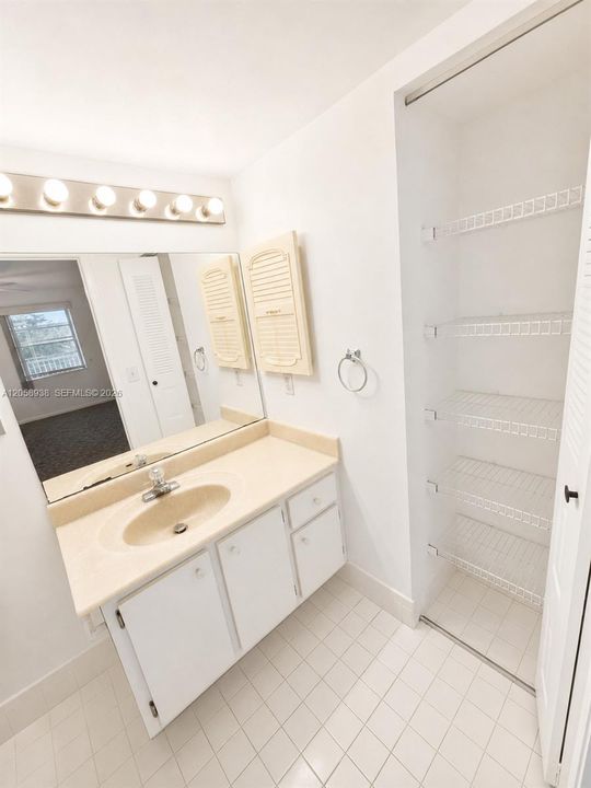 На продажу: $163,900 (2 спален, 2 ванн, 1044 Квадратных фут)