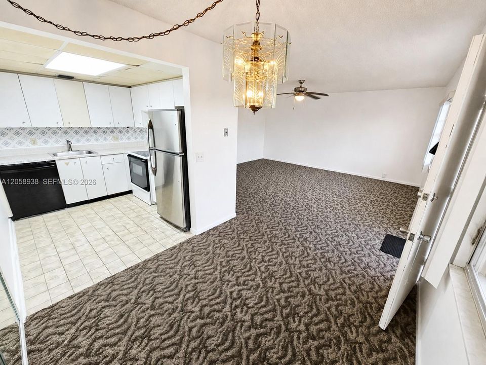 На продажу: $163,900 (2 спален, 2 ванн, 1044 Квадратных фут)