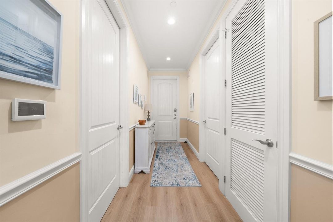 interior - foyer 1
