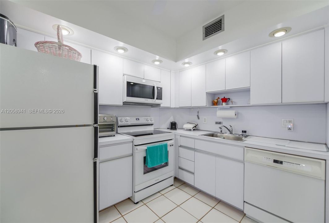 For Rent: $4,200 (3 beds, 2 baths, 1780 Square Feet)
