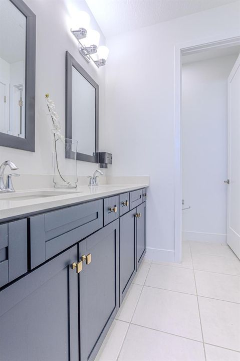 master bathroom 4883