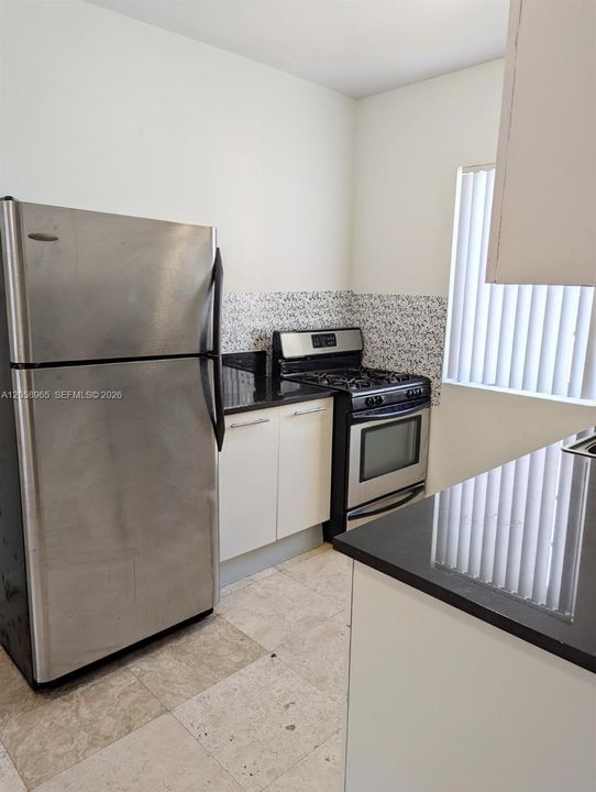 В аренду: $1,700 (0 спален, 1 ванн, 450 Квадратных фут)