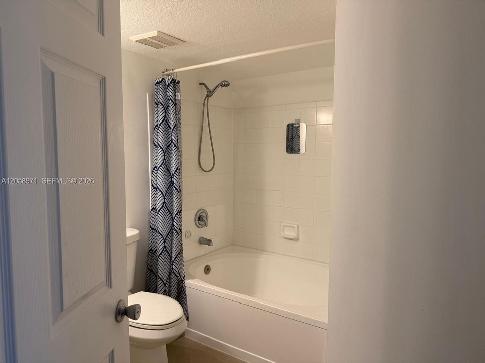 В аренду: $2,300 (3 спален, 2 ванн, 1233 Квадратных фут)