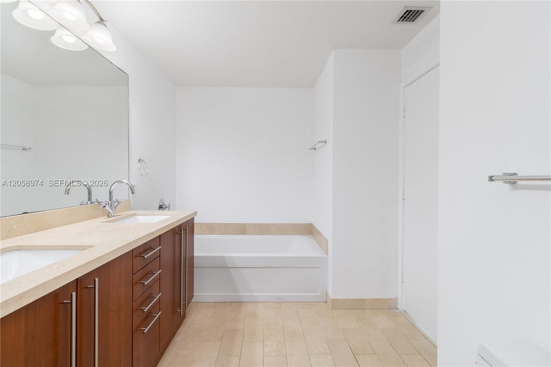 В аренду: $3,600 (2 спален, 2 ванн, 1013 Квадратных фут)