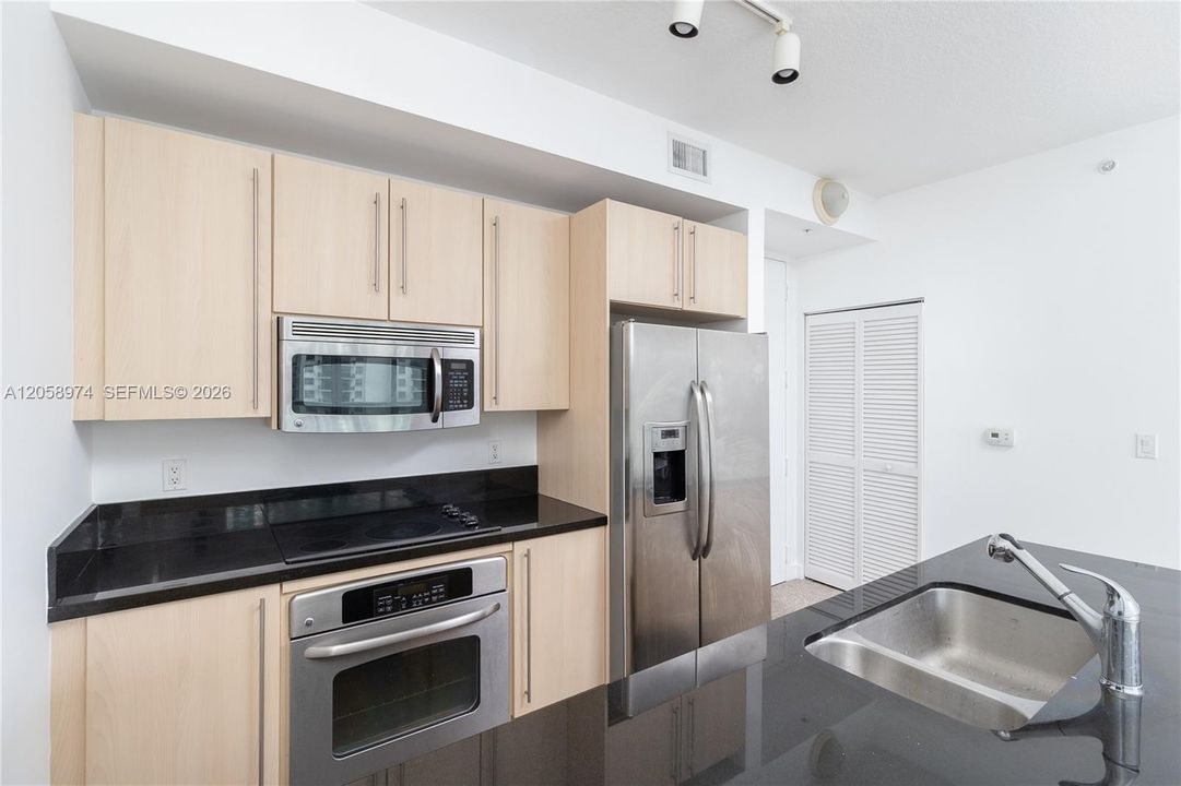 В аренду: $3,600 (2 спален, 2 ванн, 1013 Квадратных фут)