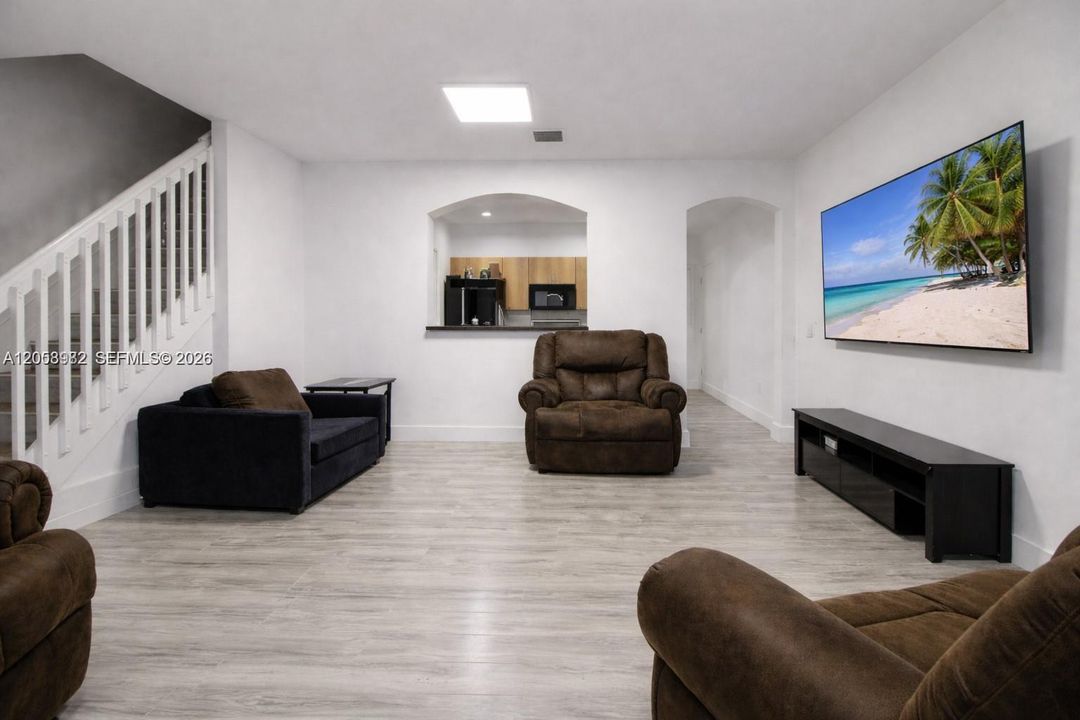 На продажу: $367,999 (3 спален, 3 ванн, 1428 Квадратных фут)