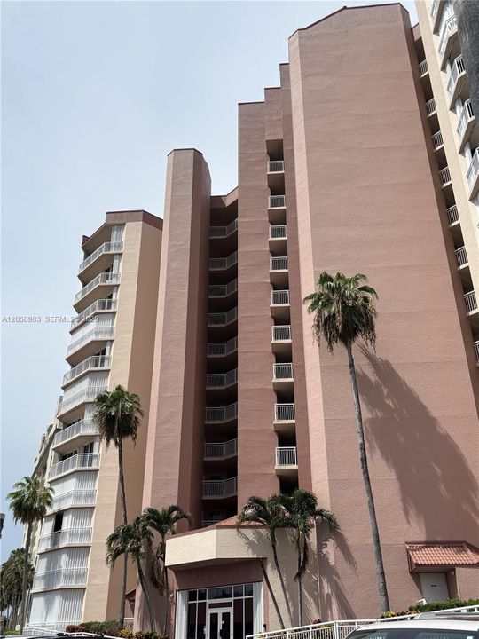 For Rent: $2,950 (2 beds, 2 baths, 1405 Square Feet)