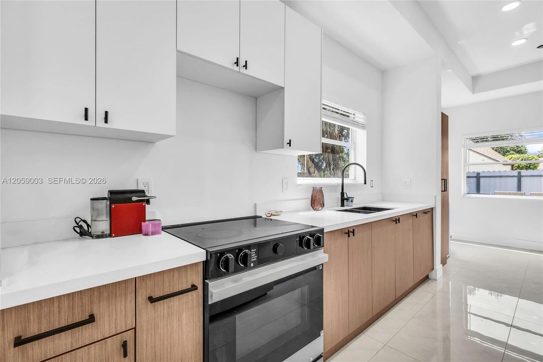 На продажу: $554,900 (3 спален, 2 ванн, 1077 Квадратных фут)