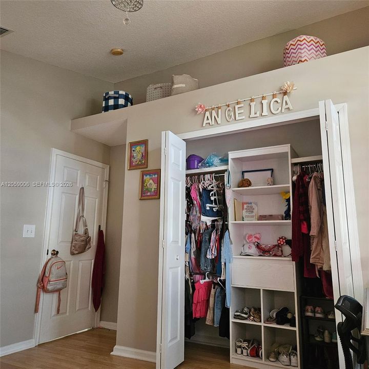 En Venta: $600,000 (3 camas, 2 baños, 2100 Pies cuadrados)